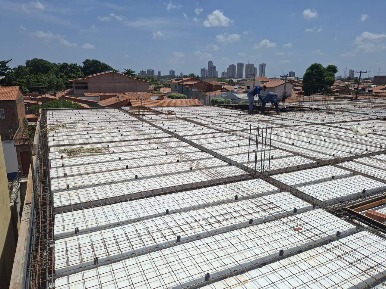 Trabalhadores montando laje treliçada Sacomani em obra real