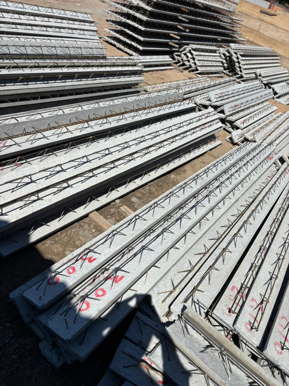 Fachada de obra com placas da Sacomani, Laje Facil e parceiros